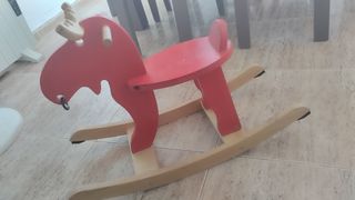 Reno balancín de madera rojo