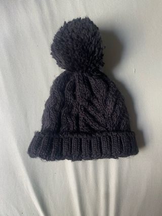Gorro de lana negro con pompón