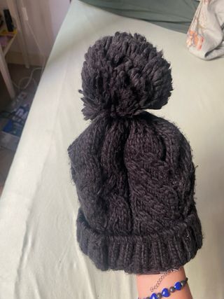 Gorro de lana negro con pompón