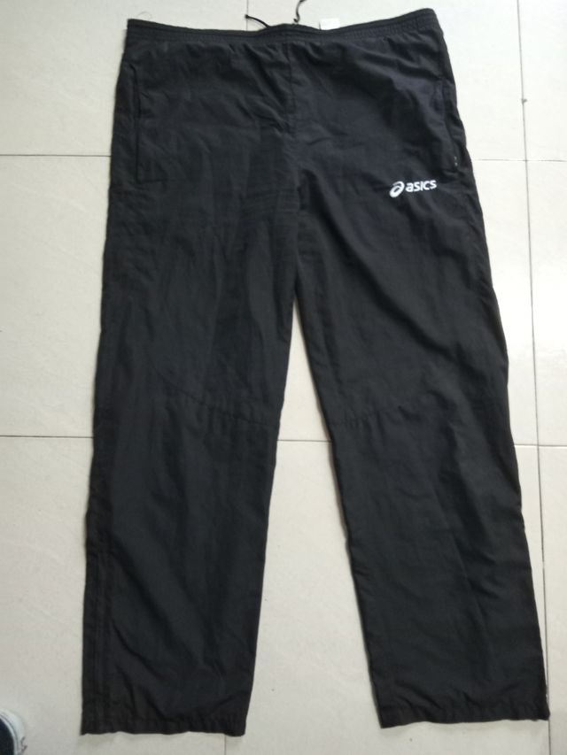 Trackpants Asics negros. T.L