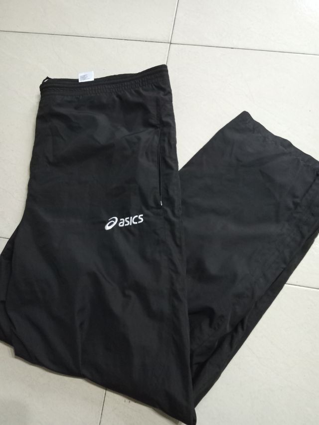 Trackpants Asics negros. T.L