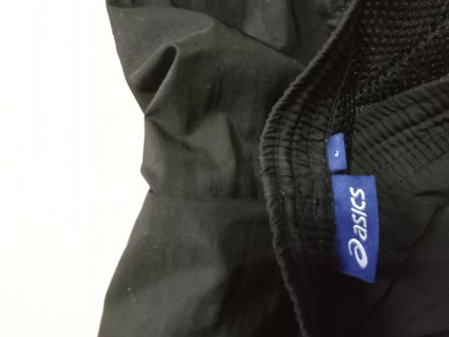 Trackpants Asics negros. T.L