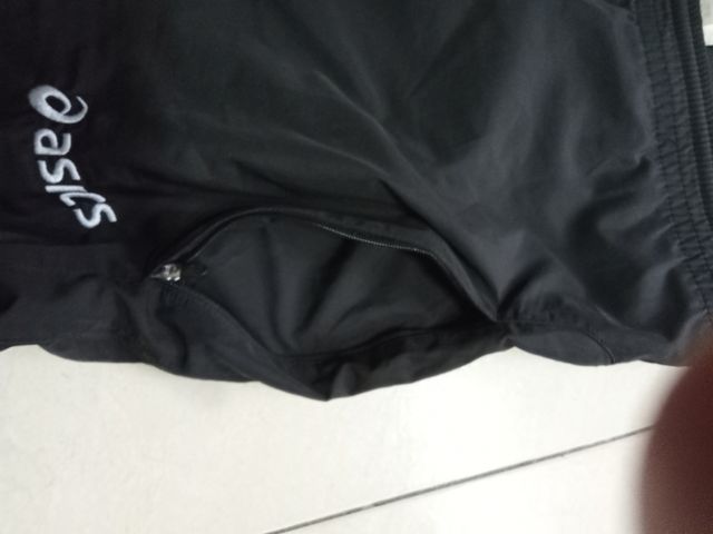 Trackpants Asics negros. T.L
