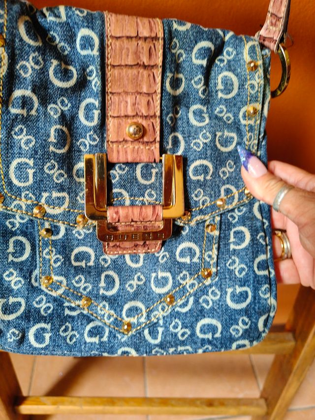 Borsa Guess Denim con Logo G e Dettagli Oro
