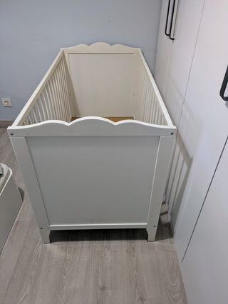 Cuna blanca de madera