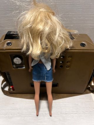 Bambola Barbie bionda con gonna in denim