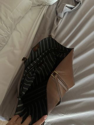 Bolso de mano de cuero marrón