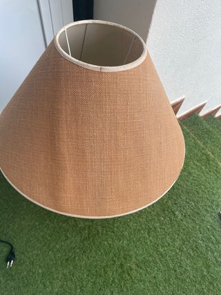 Lámpara de mesa tejida color beige y marrón