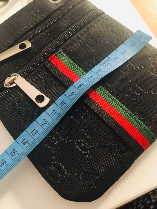 Bandolera negra con cierre cremallera