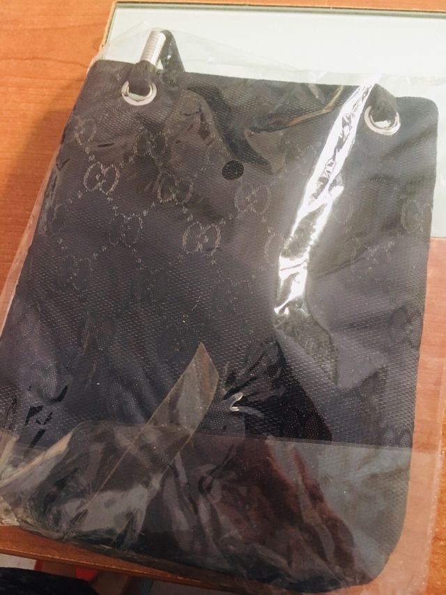 Bandolera negra con cierre cremallera