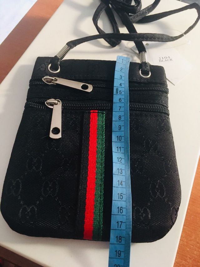 Bandolera negra con cierre cremallera