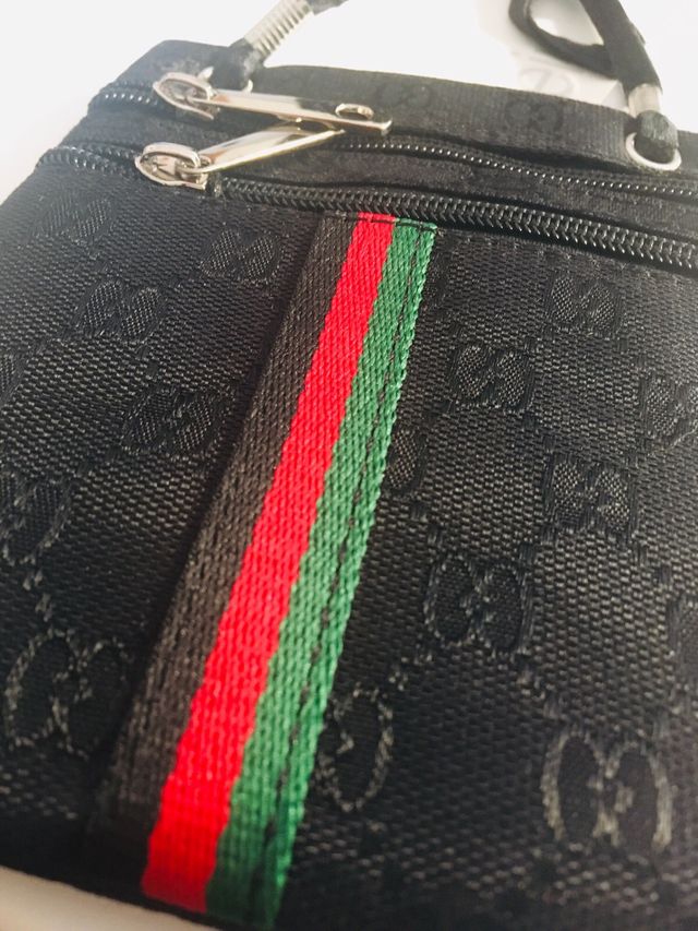 Bandolera negra con cierre cremallera