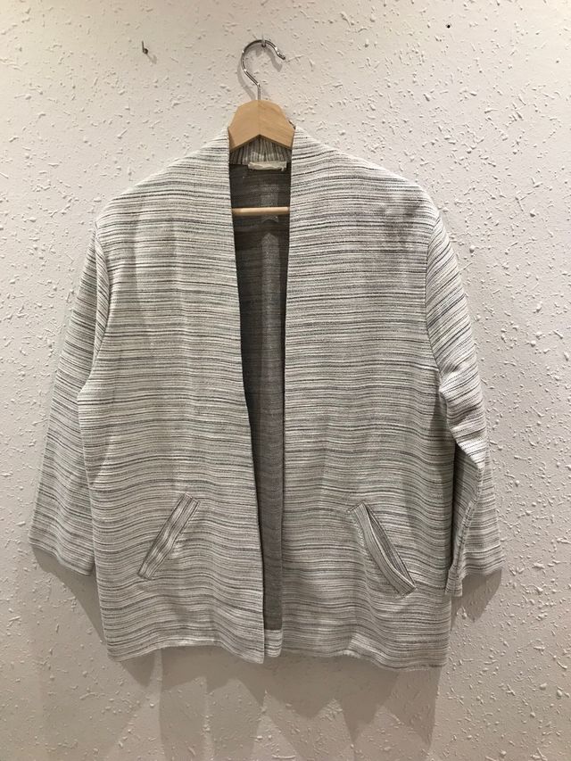 Chaqueta de punto azul claro, blanco y dorado