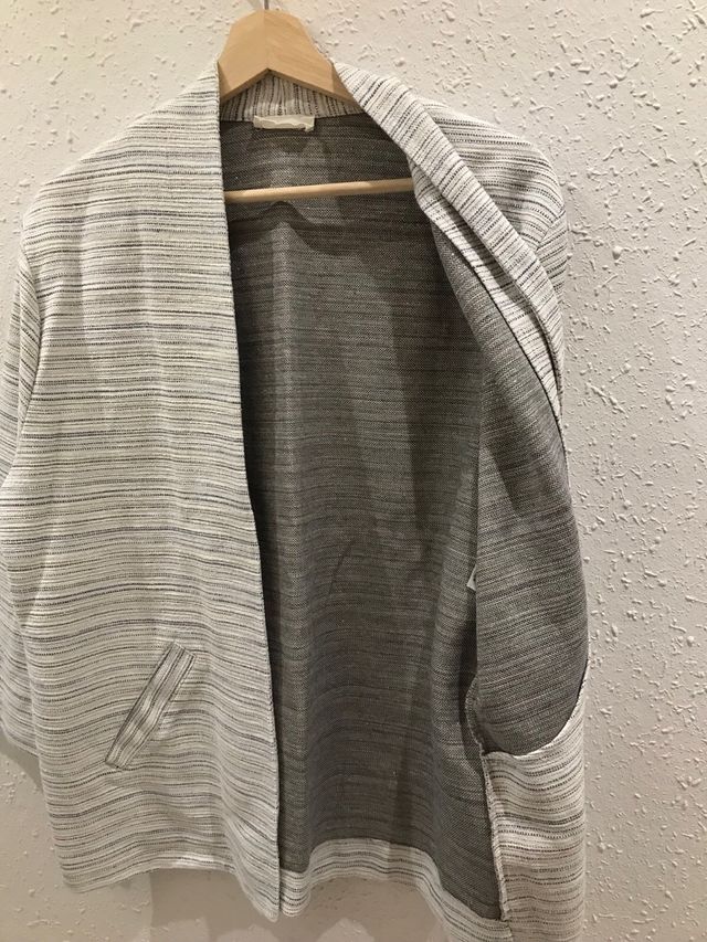 Chaqueta de punto azul claro, blanco y dorado