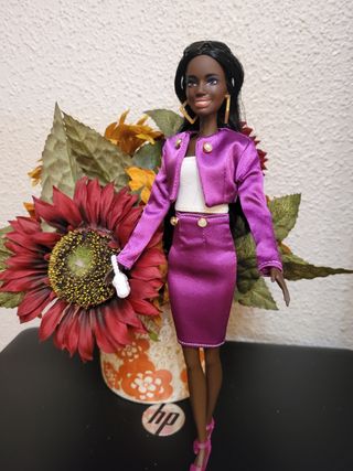 Muñeca Barbie Piel Oscura Traje Morado