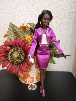 Muñeca Barbie Piel Oscura Traje Morado