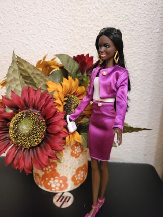 Muñeca Barbie Piel Oscura Traje Morado