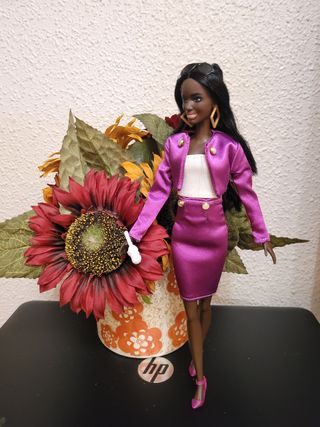 Muñeca Barbie Piel Oscura Traje Morado