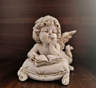 Estatuilla Angel recostado. 
