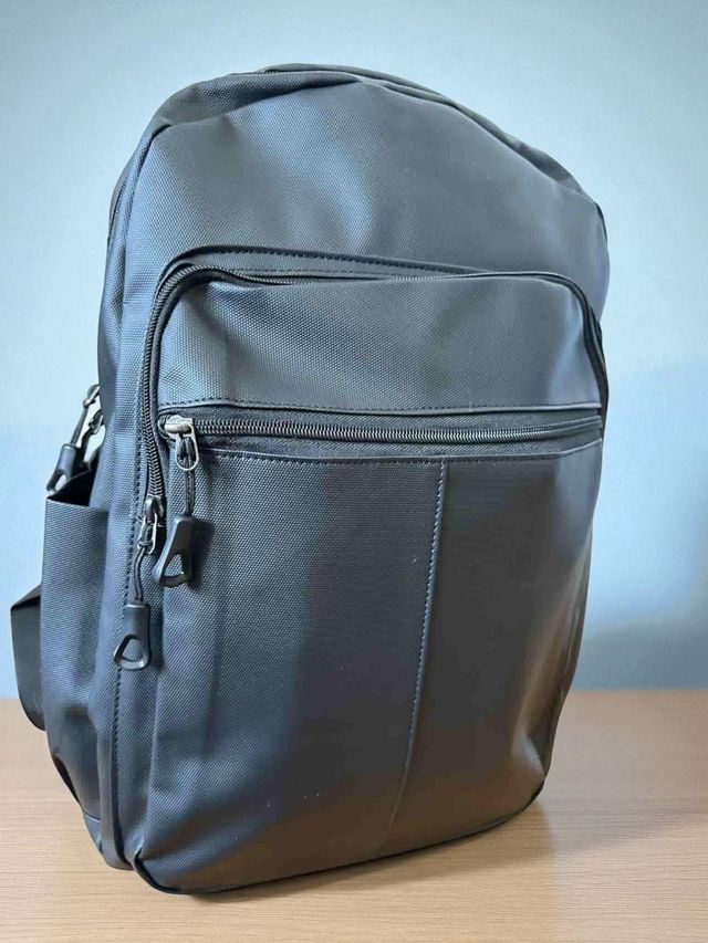 Mochila Negra Multifuncional Resistente al Agua