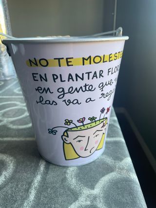 Maceta decorativa metálica con frase
