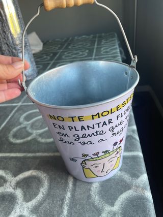 Maceta decorativa metálica con frase