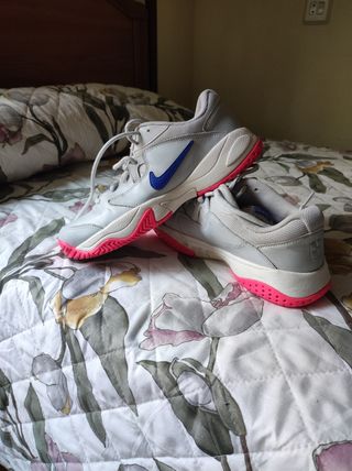Zapatillas Nike grises y rosas