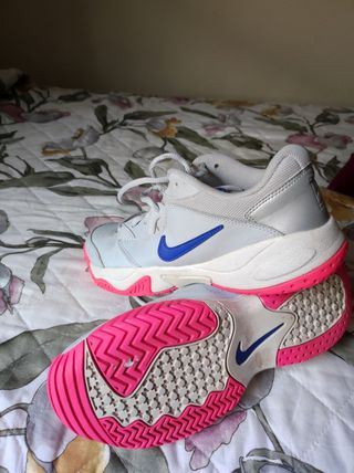 Zapatillas Nike grises y rosas