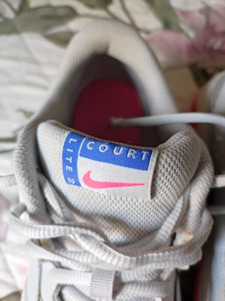 Zapatillas Nike grises y rosas