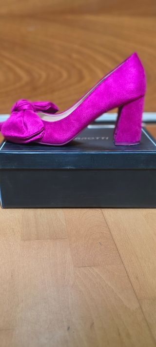 Zapatos de tacón rosa fucsia con lazo