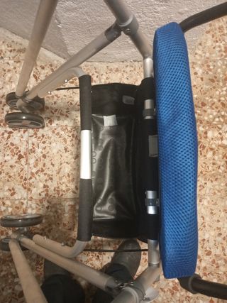 Andador para ancianos con asiento y bolsa