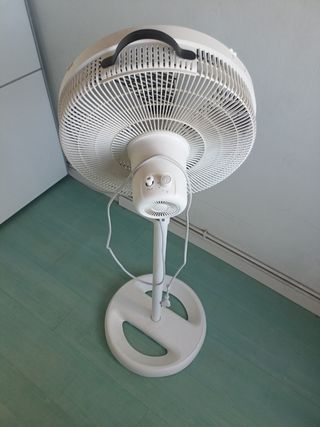 Ventilador de pie blanco