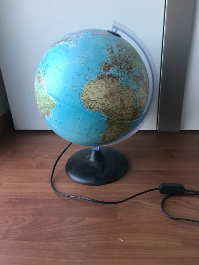 Globo terráqueo con lámpara