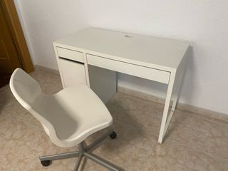 Escritorio y silla giratoria blanca