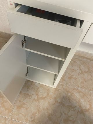 Escritorio y silla giratoria blanca