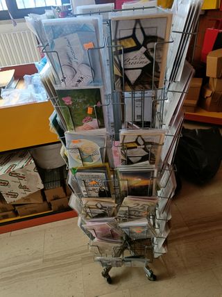 Stand girevole con oltre 100 cartoline