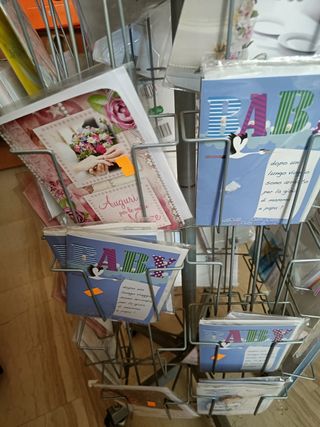 Stand girevole con oltre 100 cartoline