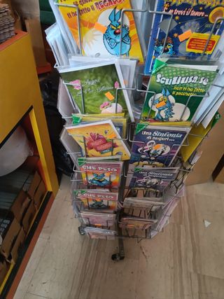 Stand girevole con oltre 100 cartoline