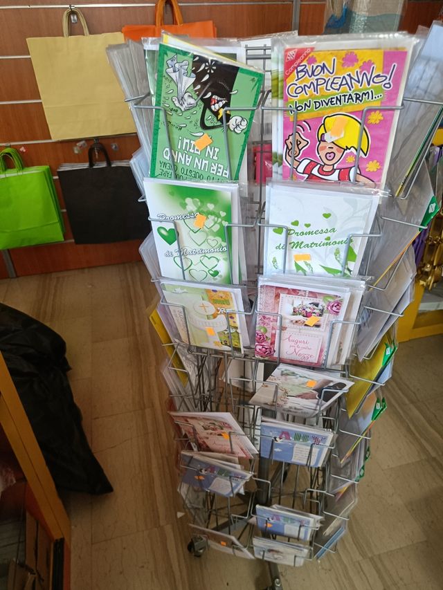 Stand girevole con oltre 100 cartoline