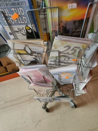 Stand girevole con oltre 100 cartoline