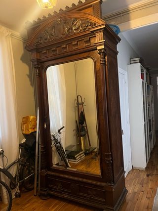 Precioso armario antiguo de madera maciza de nogal