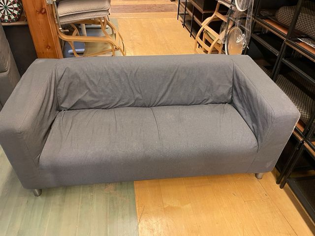 Sofá gris de tela