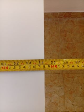Mesa auxiliar blanca de madera