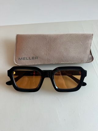 Gafas de sol Meller negras y lentes naranjas