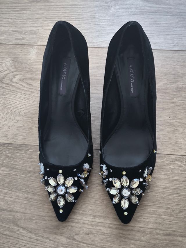 Zapatos tacón Violeta by Mango joya negros