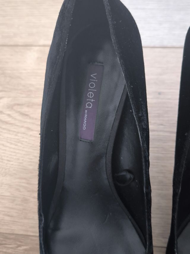 Zapatos tacón Violeta by Mango joya negros