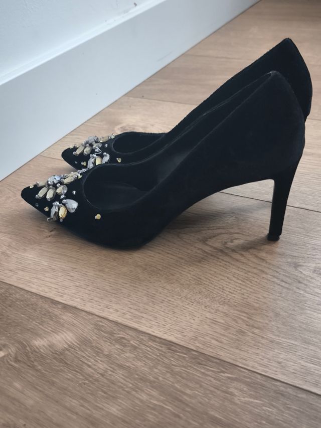 Zapatos tacón Violeta by Mango joya negros