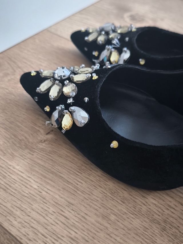 Zapatos tacón Violeta by Mango joya negros