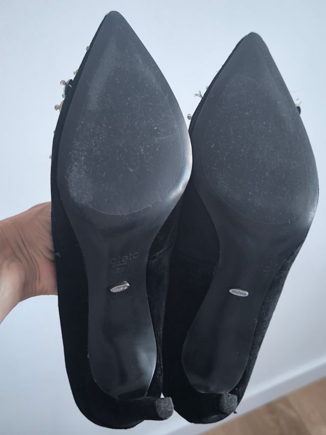 Zapatos tacón Violeta by Mango joya negros