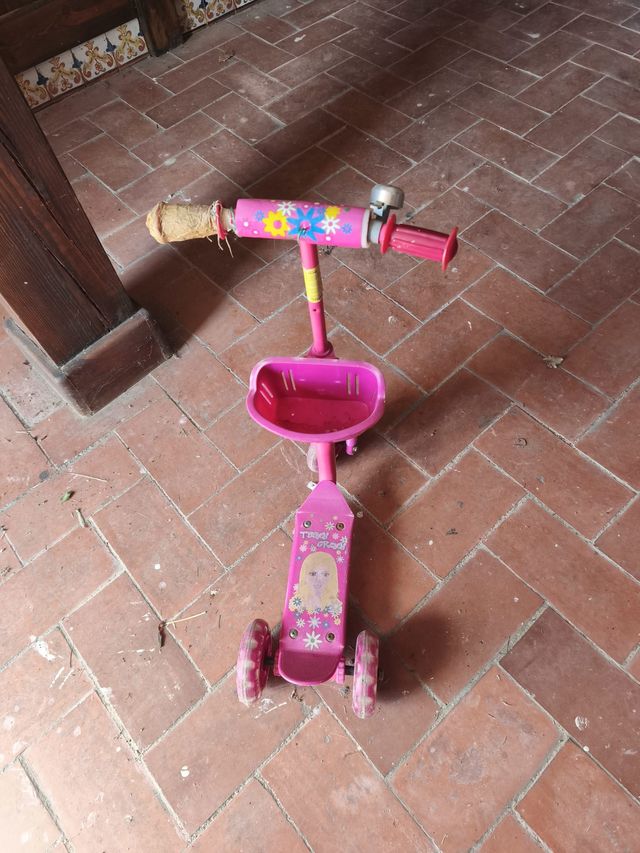 Patinete infantil rosa con cesta